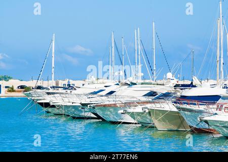 Seehafen mit Booten am schönen sonnigen Tag in Vieste Italien; Seehafen mit Booten am schönen sonnigen Tag in Vieste Italien Stockfoto