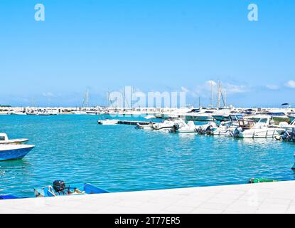 Seehafen mit Booten am sonnigen Tag in Vieste Italien; Seehafen mit Booten am sonnigen Tag in Vieste Italien Stockfoto