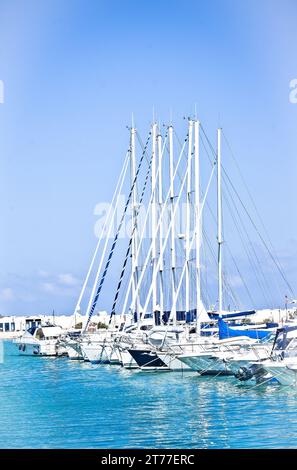 Seehafen mit Booten am schönen sonnigen Tag in Vieste Italien Stockfoto