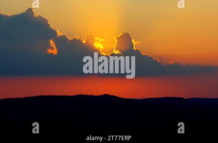 Sonnenuntergang mit Silhouettenhintergrund Stockfoto