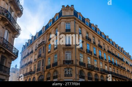 Fassade eines opulenten Gebäudes im Stadtzentrum von Bordeaux, in Gironde, New Aquitaine, Frankreich Stockfoto