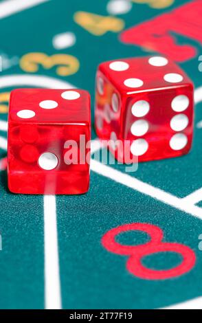 Zwei rote Würfel auf das Glücksspiel-Konzept des grünen Glücksspiels Stockfoto