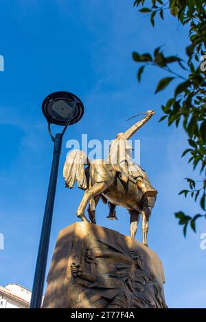 Flacher Blick auf die Statue von Emir Abdelkader vor einem blauen Himmel in Algier City. Stockfoto