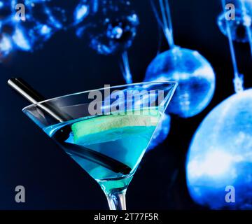 Blauer Cocktail mit funkelnden Discokugeln Hintergrunddisco-Atmosphäre, Tanzdisco-Konzept Stockfoto