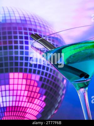 Blauer Cocktail mit funkelndem Discoball Hintergrund mit Platz für Text, Tanzdisco-Konzept Stockfoto