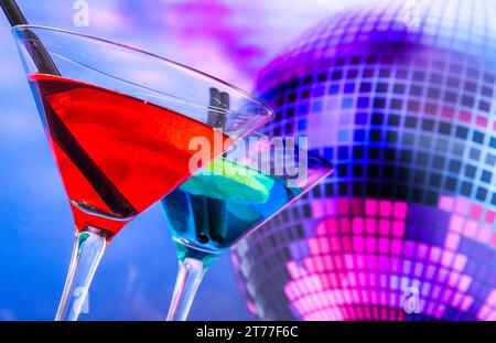 Blauer Cocktail mit funkelndem Discoball Hintergrund mit Platz für Text, Tanzdisco-Konzept Stockfoto