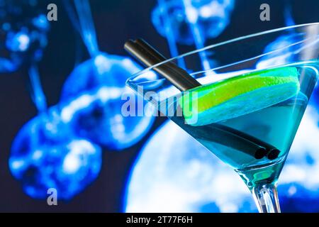 Blauer Cocktail mit funkelndem Discoball Hintergrund mit Platz für Text, Tanzdisco-Konzept Stockfoto