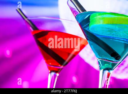 Detail des Cocktails mit funkelndem Discoball Hintergrund mit Platz für Text, Tanzdisco-Konzept Stockfoto