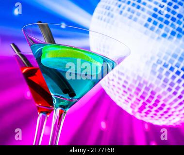 Roter und blauer Cocktail mit funkelndem Discoball Hintergrund mit Platz für Text, Tanzdisco-Konzept Stockfoto