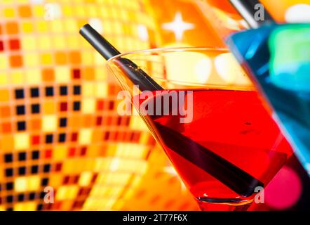 Detail des Cocktails mit funkelndem Discoball Hintergrund mit Platz für Text, Tanzdisco-Konzept Stockfoto