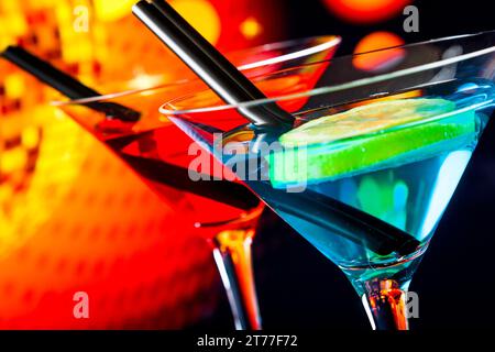 Detail des Cocktails mit funkelndem Discoball Hintergrund mit Platz für Text, Tanzdisco-Konzept Stockfoto