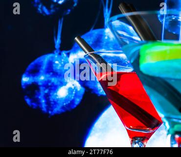 Cocktail mit blauem funkelndem Discoball Hintergrund mit Platz für Text, Tanzdisco-Konzept Stockfoto