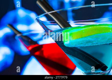 Detail des Cocktails mit funkelndem Discoball Hintergrund mit Platz für Text, Tanzdisco-Konzept Stockfoto