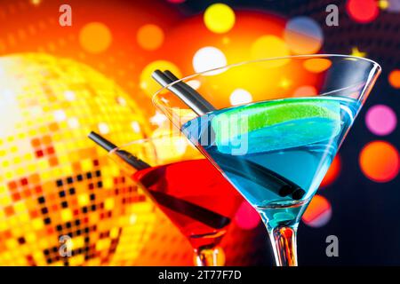 Roter und blauer Cocktail mit funkelndem Discoball Hintergrund mit Platz für Text, Disco-Atmosphäre Stockfoto