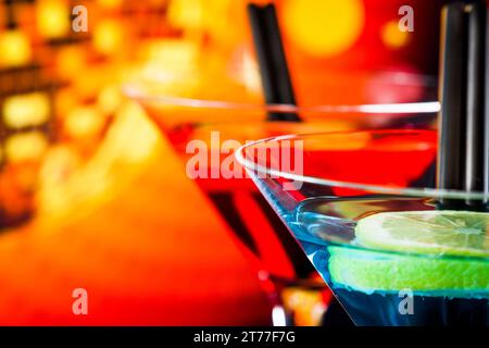 Detail des Cocktails mit hellem Disco-Bokeh-Hintergrund mit Platz für Text, Tanzdisco-Atmosphäre Stockfoto