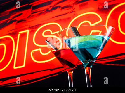Blauer und roter Cocktail mit neonfarbenem Discoworthintergrund mit Platz für Text, Tanzdisco-Konzept Stockfoto