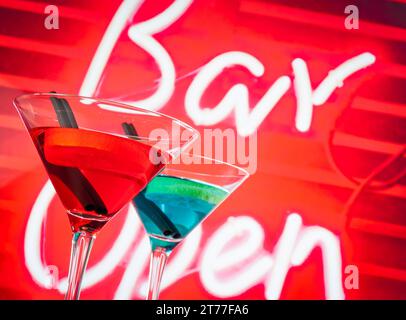 Blauer und roter Cocktail mit neonfarbenem Barworthintergrund mit Platz für Text, Tanzdisco-Konzept Stockfoto