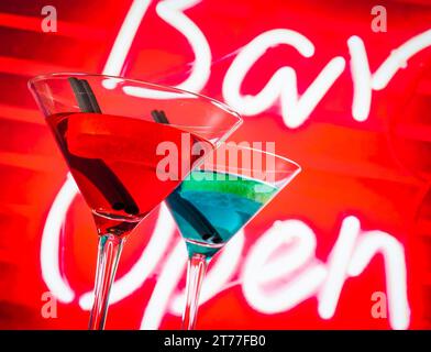 Blauer und roter Cocktail mit neonfarbenem Barworthintergrund mit Platz für Text, Tanzdisco-Konzept Stockfoto