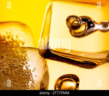 Großaufnahme von Scotch Whiskey im Glas mit Eiswürfeln, Hintergrundkonzept Stockfoto