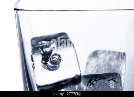 Nahaufnahme von leerem Scotch Whiskey im Glas mit Eiswürfeln, Hintergrundkonzept Stockfoto