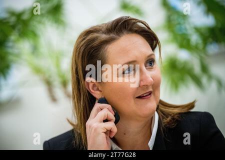 Brüssel, Belgien November 2023. Flämischer Minister für Innenpolitik und Zusammenleben Gwendolyn Rutten, fotografiert auf einer Pressekonferenz über die Einigung der flämischen Regierung über das Stickstoffdekret am Dienstag, den 14. November 2023 in Brüssel. BELGA FOTO JASPER JACOBS Credit: Belga News Agency/Alamy Live News Stockfoto