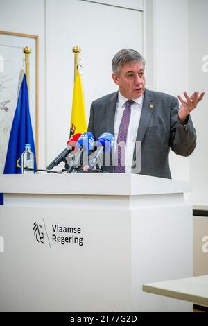 Brüssel, Belgien November 2023. Der flämische Ministerpräsident Jan Jambon wurde während einer Pressekonferenz über die Einigung der flämischen Regierung über das Stickstoffdekret am Dienstag, den 14. November 2023, in Brüssel vorgestellt. BELGA FOTO JASPER JACOBS Credit: Belga News Agency/Alamy Live News Stockfoto