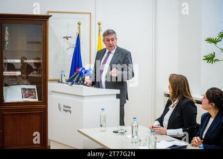 Brüssel, Belgien November 2023. Der flämische Ministerpräsident Jan Jambon wurde während einer Pressekonferenz über die Einigung der flämischen Regierung über das Stickstoffdekret am Dienstag, den 14. November 2023, in Brüssel vorgestellt. BELGA FOTO JASPER JACOBS Credit: Belga News Agency/Alamy Live News Stockfoto