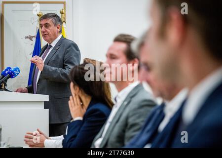 Brüssel, Belgien November 2023. Der flämische Ministerpräsident Jan Jambon wurde während einer Pressekonferenz über die Einigung der flämischen Regierung über das Stickstoffdekret am Dienstag, den 14. November 2023, in Brüssel vorgestellt. BELGA FOTO JASPER JACOBS Credit: Belga News Agency/Alamy Live News Stockfoto
