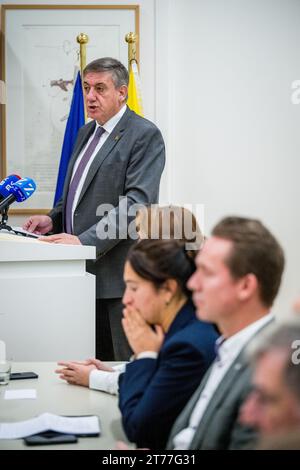 Brüssel, Belgien November 2023. Der flämische Ministerpräsident Jan Jambon wurde während einer Pressekonferenz über die Einigung der flämischen Regierung über das Stickstoffdekret am Dienstag, den 14. November 2023, in Brüssel vorgestellt. BELGA FOTO JASPER JACOBS Credit: Belga News Agency/Alamy Live News Stockfoto