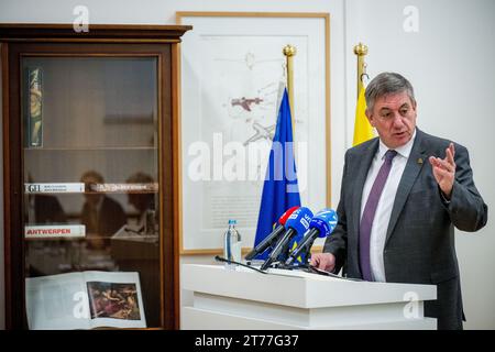 Brüssel, Belgien November 2023. Der flämische Ministerpräsident Jan Jambon wurde während einer Pressekonferenz über die Einigung der flämischen Regierung über das Stickstoffdekret am Dienstag, den 14. November 2023, in Brüssel vorgestellt. BELGA FOTO JASPER JACOBS Credit: Belga News Agency/Alamy Live News Stockfoto