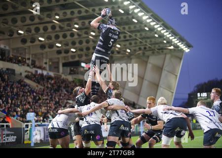 Newcastle upon Tyne, 12. November 2023. Sebastian de Chaves spielte für Newcastle Falcons und holte den Ball in einer Linie gegen Saracens in einem Gallagher Premiership-Spiel im Kingston Park. Quelle: Colin Edwards Stockfoto