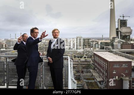 MARL - König Willem-Alexander mit Herrn H. Wust (m), Premierminister von Nordrhein-Westfalen, während eines Besuchs im Chemiepark in Marl in Nordrhein-Westfalen. Der Schwerpunkt der Begehung liegt auf verschiedenen Wasserstoffprojekten. ANP VINCENT JANNINK niederlande aus - belgien aus Stockfoto