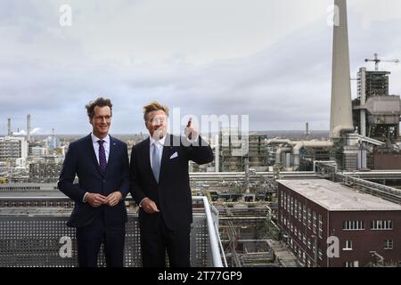 MARL - König Willem-Alexander mit Herrn H. Wust, Premierminister von Nordrhein-Westfalen, während eines Besuchs im Chemiepark in Marl in Nordrhein-Westfalen. Der Schwerpunkt der Begehung liegt auf verschiedenen Wasserstoffprojekten. ANP VINCENT JANNINK niederlande aus - belgien aus Stockfoto