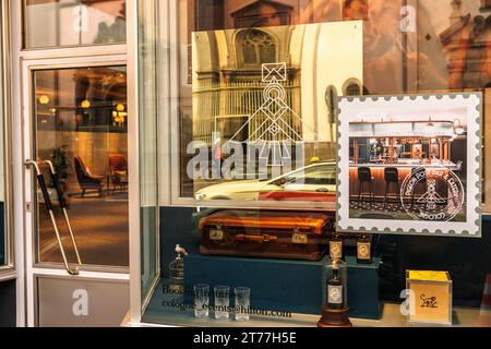 Die frühbarocke Jesuitenkirche St. Mariae Himmelfahrt spiegelt sich in einem Fenster des Hilton Hotels in der Marzellen Straße in Köln wider. Die Fruehba Stockfoto