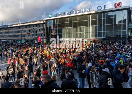 Am Tag der Eröffnung der Karnevalsveranstaltung am 11.11.23 feiern viele Menschen vor dem Hauptbahnhof, Köln. Am Tag der Kar Stockfoto