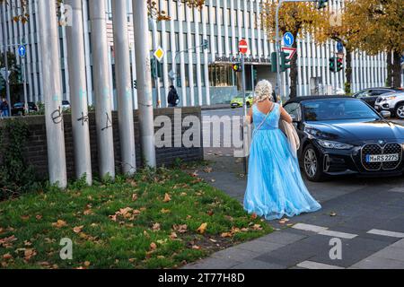 Frau in einem langen blauen Kleid am Tag der Eröffnung der Karnevalssitzung am 11.11.23, Köln, Deutschland. Frau in einem langen blauen Kleid am Tag Stockfoto