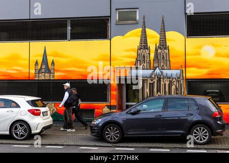 Wandmalerei an der Fassade eines Parkhauses in der Maybachstraße, Köln, Deutschland. Graffiti am Saturn Parkhaus in der Maybachstrasse, Köln, Deutsc Stockfoto