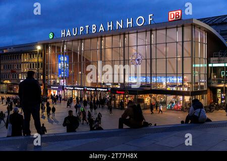Der Platz vor dem Hauptbahnhof, Treppe zum Domplatz, Köln, Deutschland. Der Bahnhofsvorplatz, Hauptbahnhof, Treppe zur Domplat Stockfoto