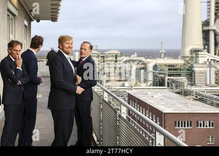 MARL - König Willem-Alexander mit Herrn H. Wust (l), Premierminister von Nordrhein-Westfalen, und Herrn Kullmann, CEO Evonik, Wessel, persönlicher Direktor Evonik während eines Besuchs im Chemiepark in Marl in Nordrhein-Westfalen. Der Schwerpunkt der Begehung liegt auf verschiedenen Wasserstoffprojekten. ANP VINCENT JANNINK niederlande aus - belgien aus Stockfoto