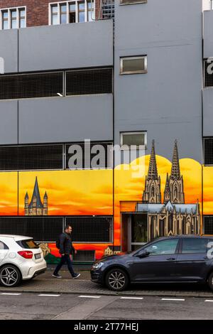 Wandmalerei an der Fassade eines Parkhauses in der Maybachstraße, Köln, Deutschland. Graffiti am Saturn Parkhaus in der Maybachstrasse, Köln, Deutsc Stockfoto