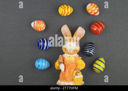 Osterhase mit Osterkorb und Ostereiern Stockfoto