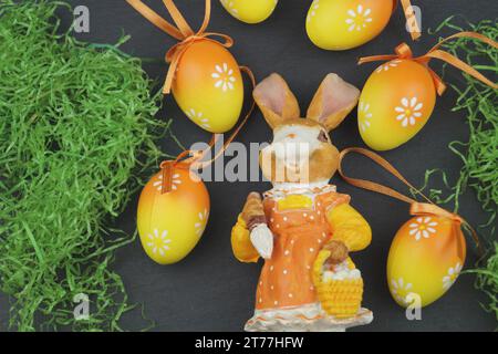 Osterhase mit Ostereiern im Osternest Stockfoto