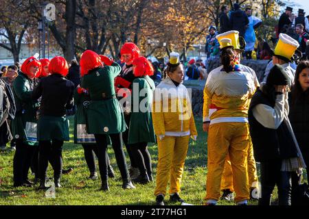 Am Tag der Eröffnung der Karnevalsveranstaltung am 11.11.23 feiern viele Menschen im Rheingarten in der Kölner Altstadt. Am-Tag der Stockfoto