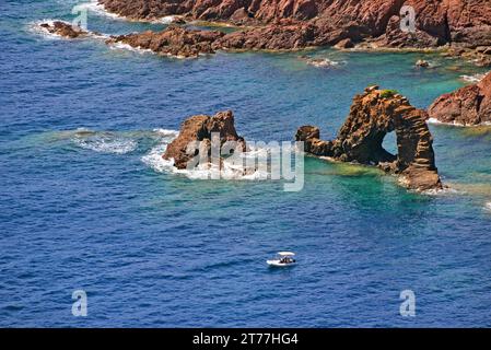 Boot am Bogen von Portellu, unesco-Weltkulturerbe, aus der Vogelperspektive, Frankreich, Korsika, Golfe de Porto Stockfoto