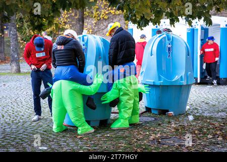 Am Tag der Eröffnung der Karnevalssitzung stehen 11.11.23 Männer in Kostümen an einem mobil-Urinal in Köln. Am Tag der Karnevals Session Stockfoto