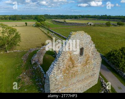 St. Knuts Chapel, Graborg Ruine im Hintergrund, Luftaufnahme, 11.08.2023, Schweden, Oeland Stockfoto