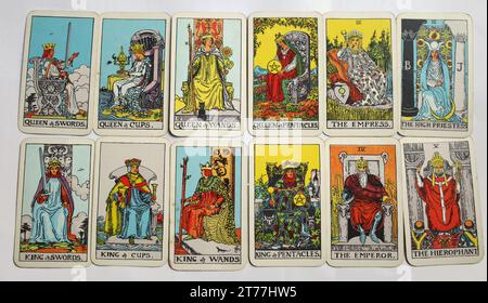 Könige und Königinnen, Kaiser und Kaiserin, Hierophant, Hohepriesterin von einem Tarotdeck. Stockfoto