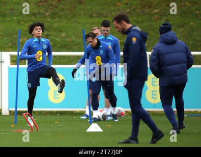 Englands Rico Lewis (links) während eines Trainings in St. George's Park, Burton upon Trent. Bilddatum: Dienstag, 14. November 2023. Stockfoto