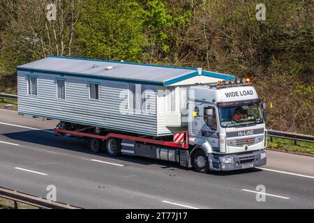 Bowland Wild Boar Park Static Caravan Transportation. 2010 Renault Truck Wide Load. Unterkunft Lodges schwere Großtransporter. Statischer Caravan-Transport auf Tieflader-LKW, Transport, Lkw, Spezialladung, Fahrzeug, Transportindustrie, stationäre Caravans auf der M6 in Lancaster, Stockfoto