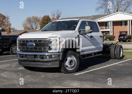 Kokomo - 12. November 2023: Ford F-550 Super Duty 4X4 Chassis Cab wird in einem Händlerbetrieb ausgestellt. Der Ford F550 ist mit einem 7,3 l V8-Gas- oder 6,7 l-Dieselmotor ausgestattet Stockfoto